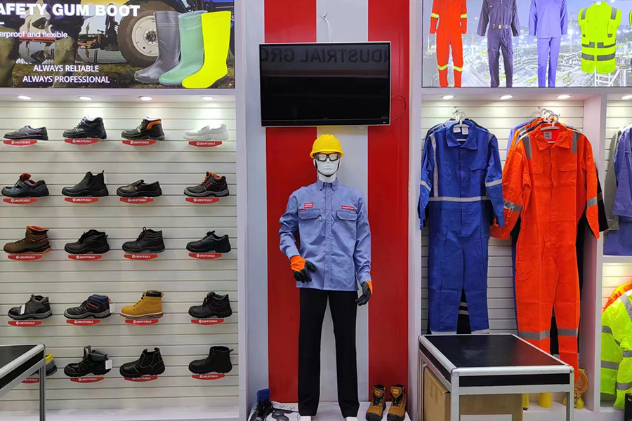 Quae sunt cardinis utilitates ocreas gerendi PVC securitatis in ambitibus industrialibus